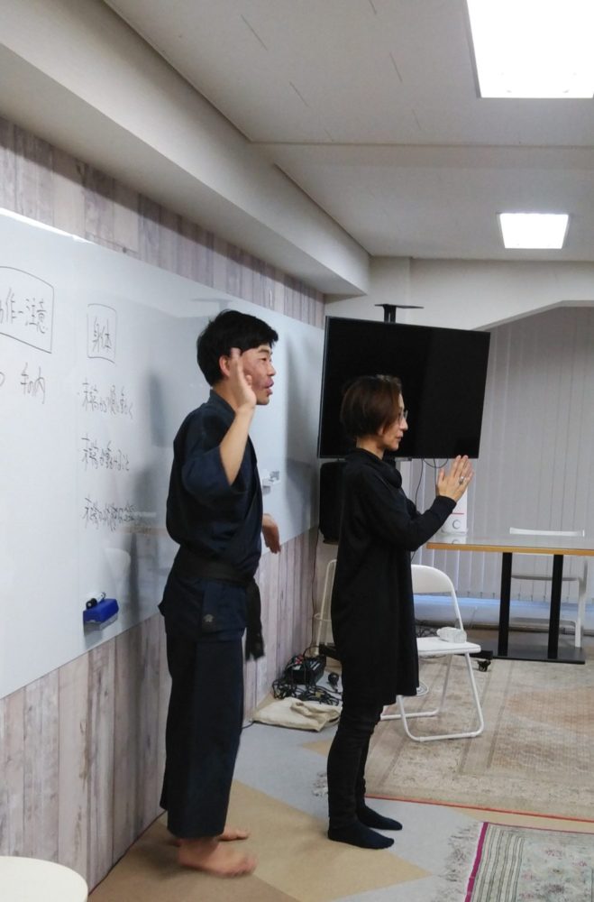 ペンで文字を書くとき、どこに注意を向けていますか？